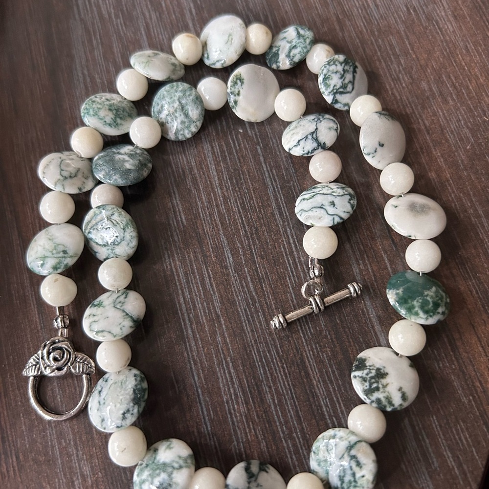 Pretty moss agate stone necklace green & white